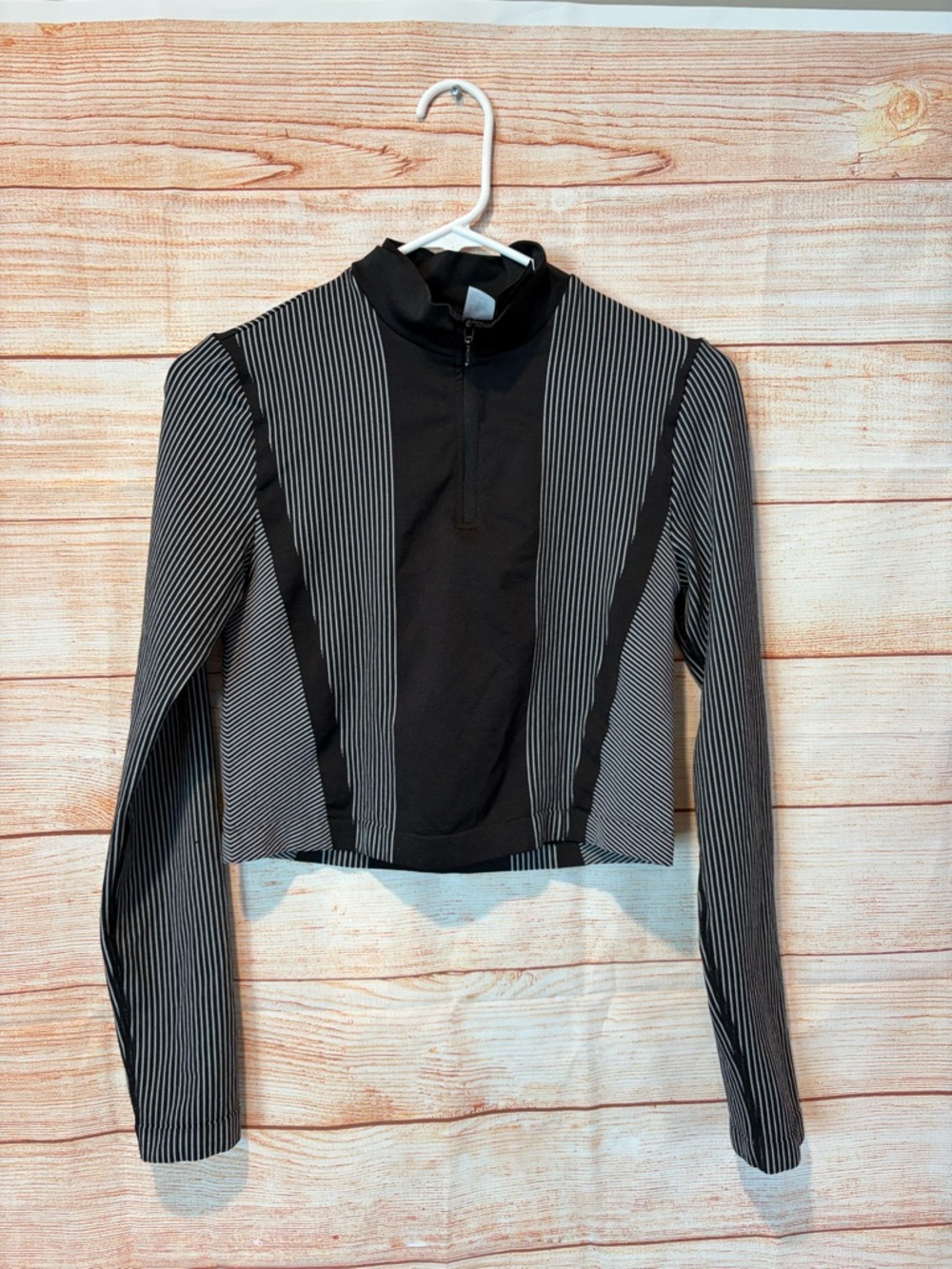 H& M Divided Black and White Striped Cropped Half-Zip Long Sleeve Top